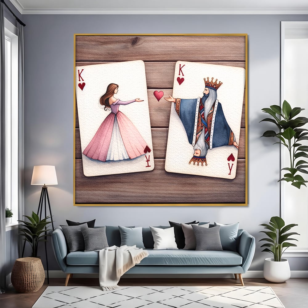 Tablou canvas cu carti de joc cu rege si regina, in rama de aluminiu auriu, pe perete intr-un living